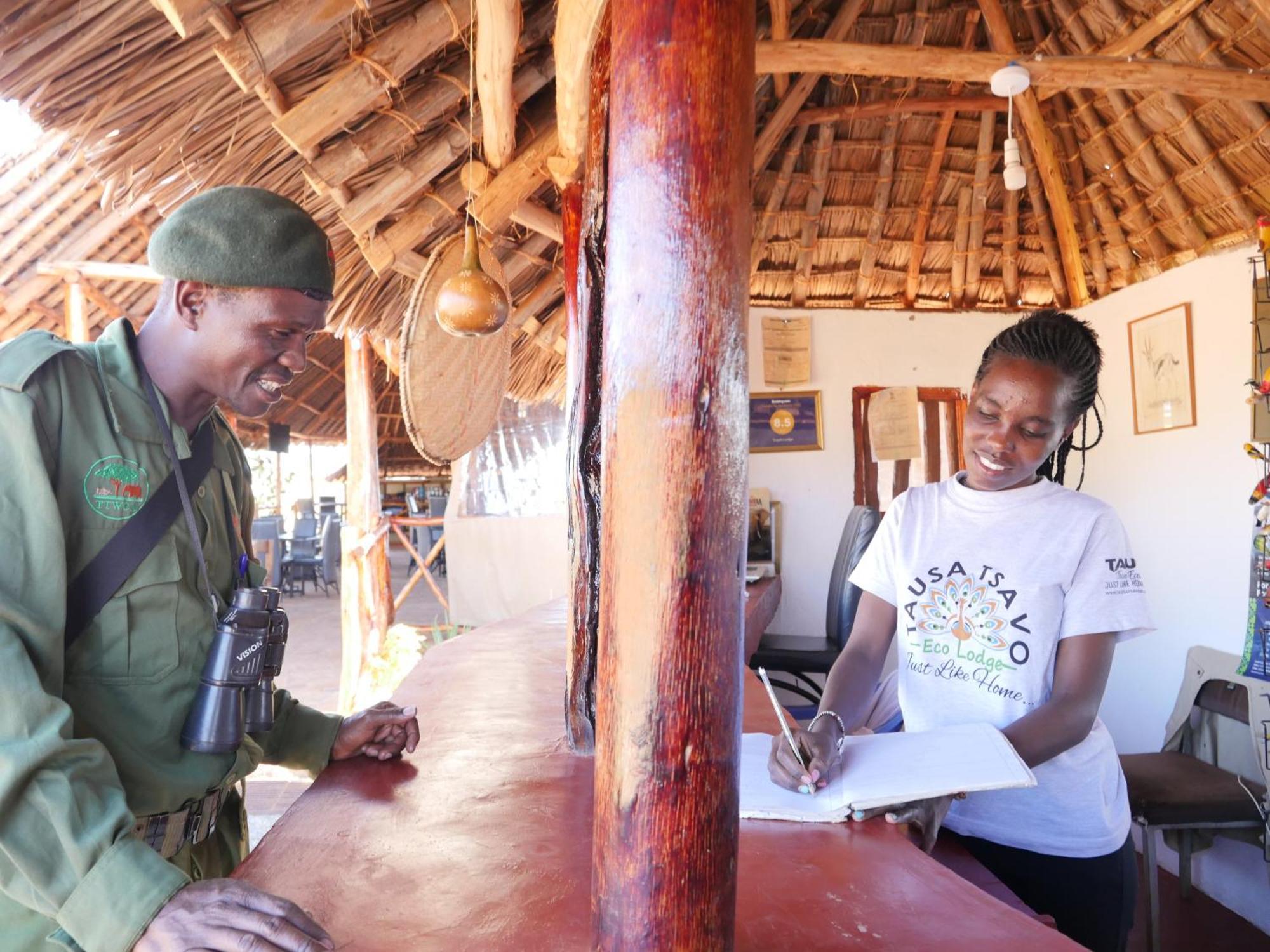 Tausa Tsavo Eco Lodge Voi Eksteriør bilde